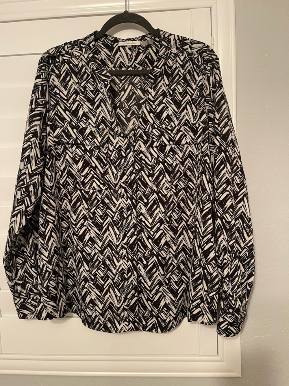 Calvin Klein Black & White Geometric V-Neck Blouse